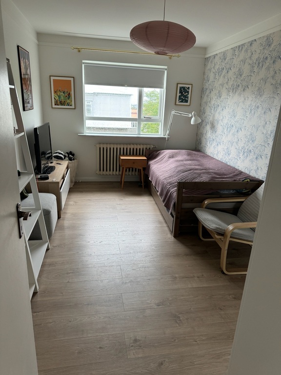 upper floor bedroom - extra matress that slides under the bed (space for 2)