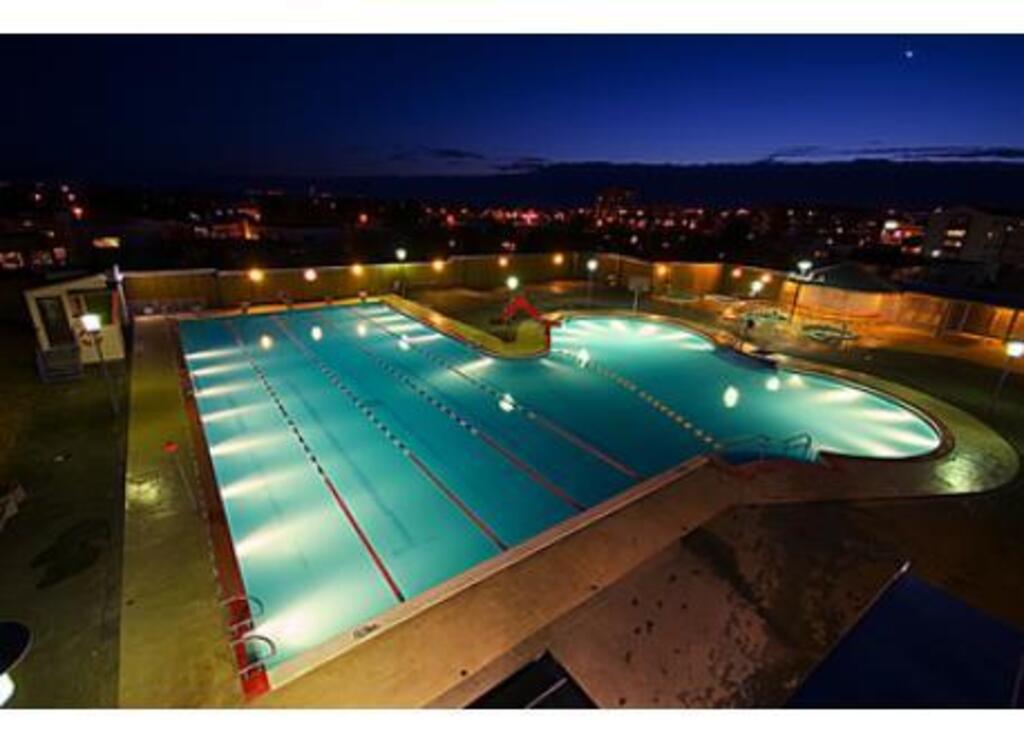 Lovely neighbourhood thermal pool (Vesturbæjarlaug) (5-10min walk)