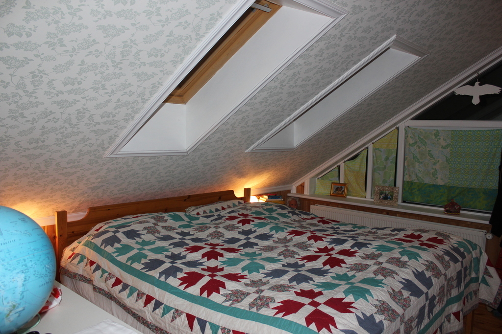 The top floor bedroom. The bed is 180*200 cm. 