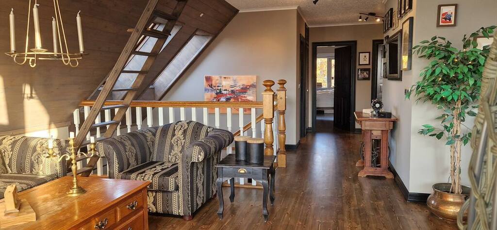 Open area, upper floor