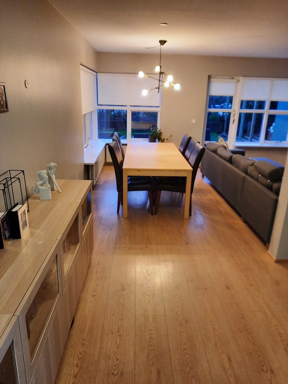 Dining table (extandable)