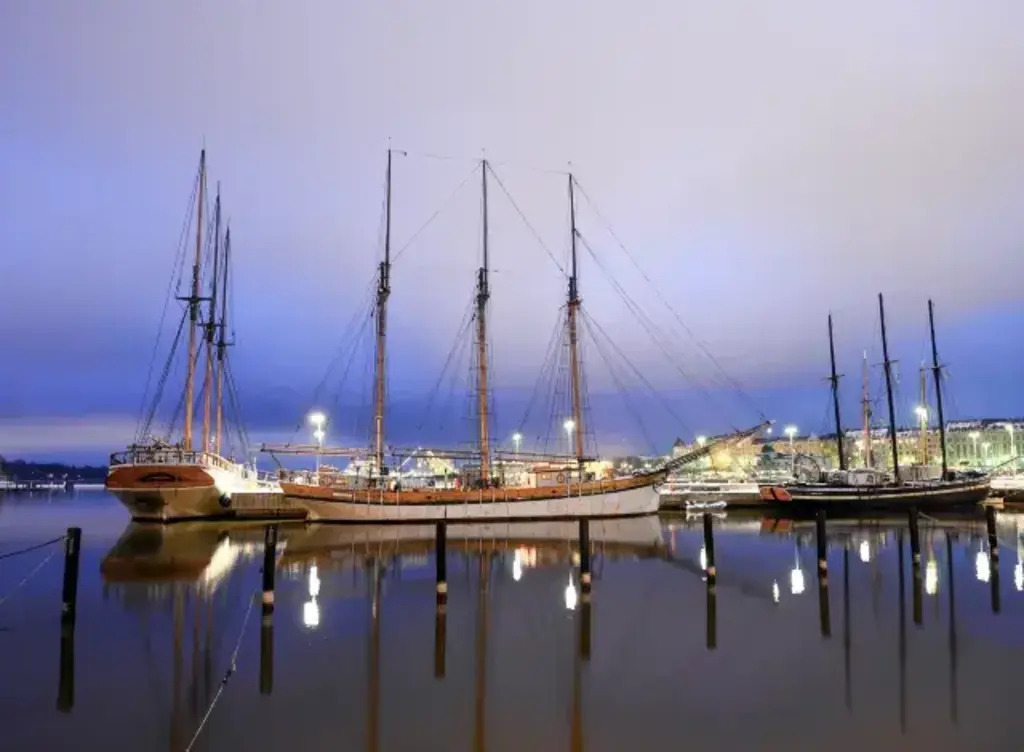 Harbor near to Harpa.