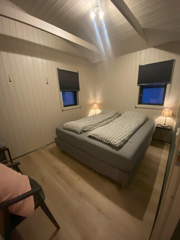 Bedroom with California King Bed (180x215)