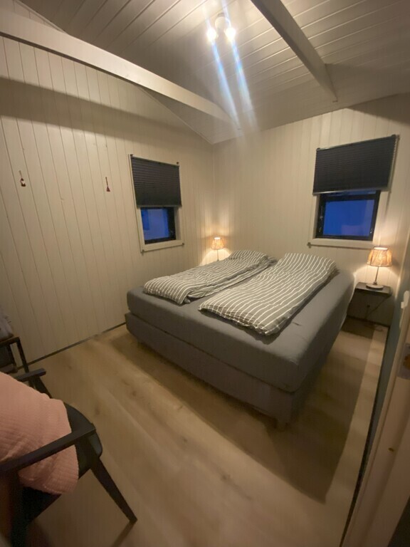 Bedroom with California King Bed (180x215)