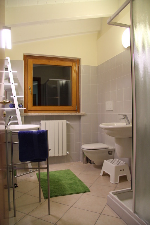 bathroom second floor, with douche, toilet, lavabo