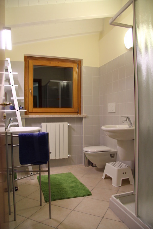 bathroom second floor, with douche, toilet, lavabo