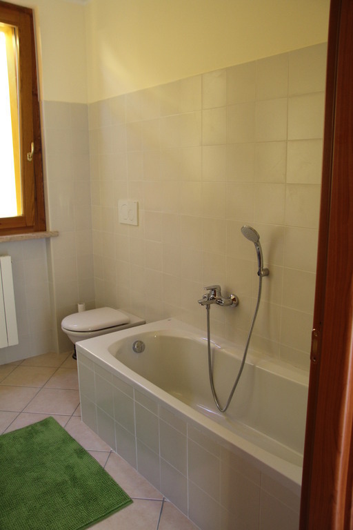 bathroom first floor:  WC, bath, lavabo en bidet.