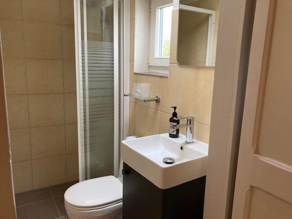 Small bathroom of the main apartement