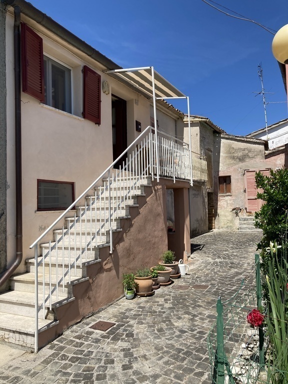 The house has 2 apartements