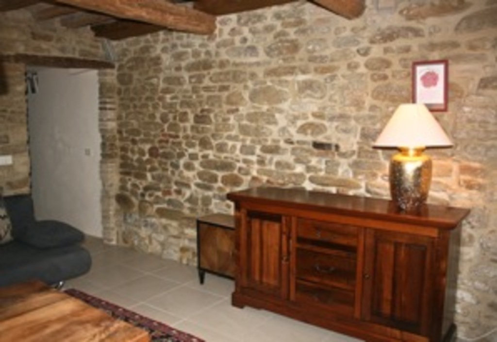 The walls of natural stone - good for the climate