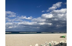 Das Wohnzimmer der größeren Wohnung