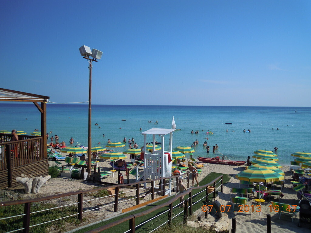 One of many equipped beaches in 15 min drive. 