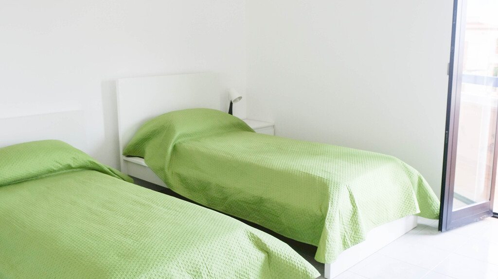 room with 2 single beds