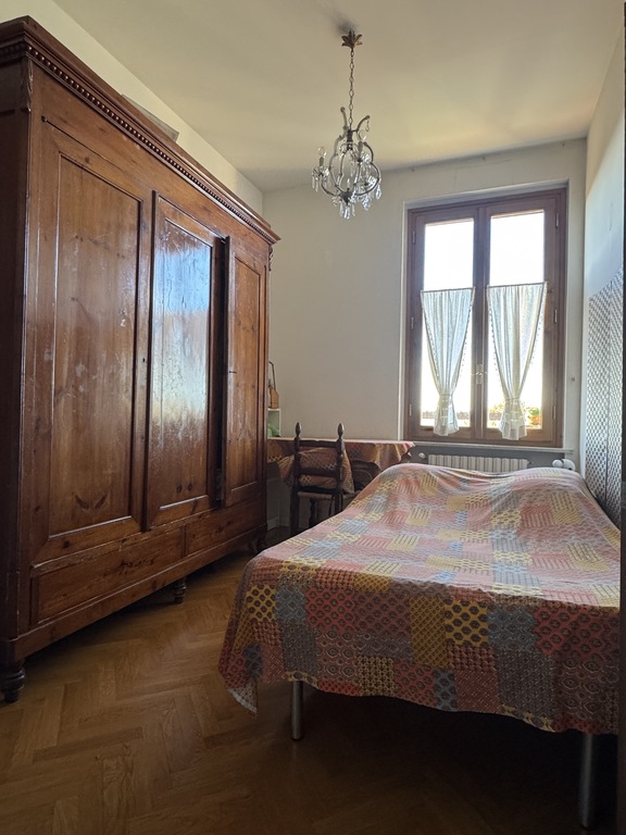 2nd bedroom with french bed