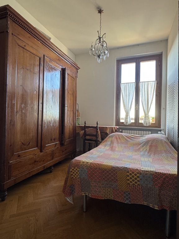 2nd bedroom with french bed