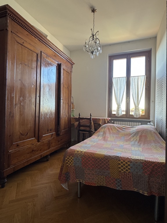 2nd bedroom with french bed