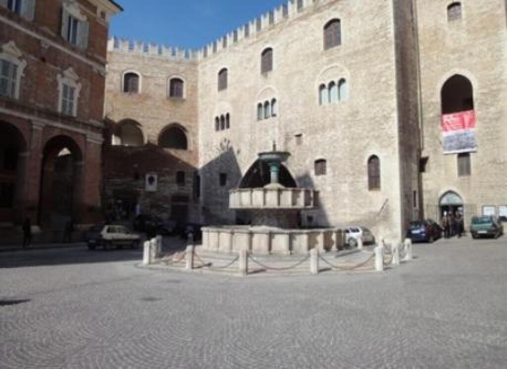fabriano fountain and castle ( xiii sec ) 