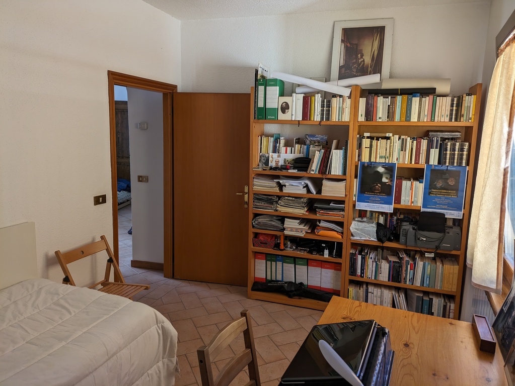 The single bedroom with the bookcase - 2