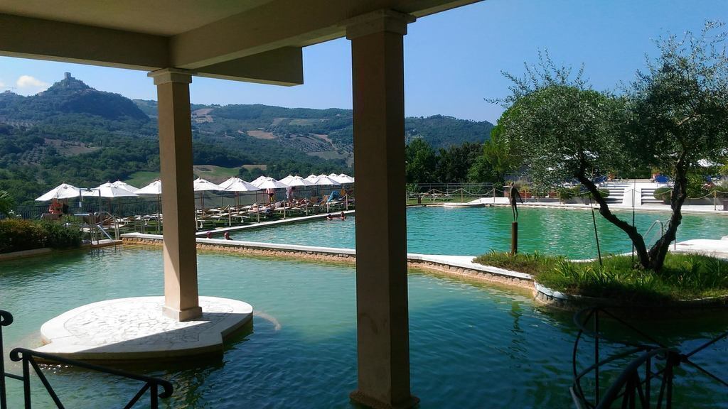 Bagno Vignoni thermal swimmingpool . 5 km far away