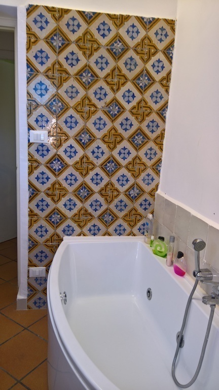 jacuzzi in bathroom 1