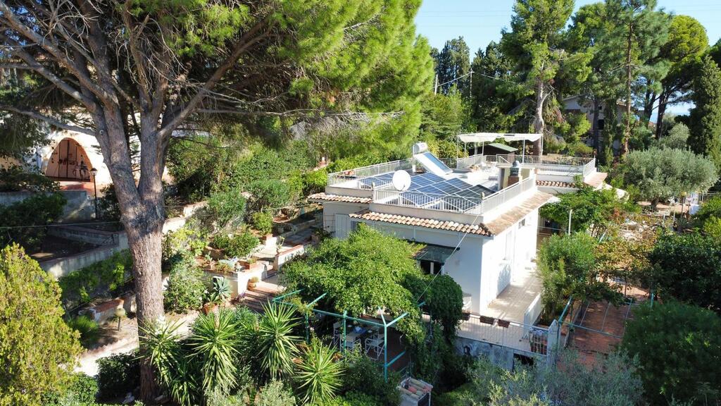casa e giardino visti dall'alto