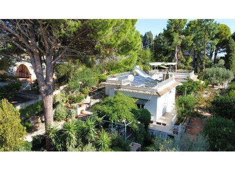 casa e giardino visti dall'alto