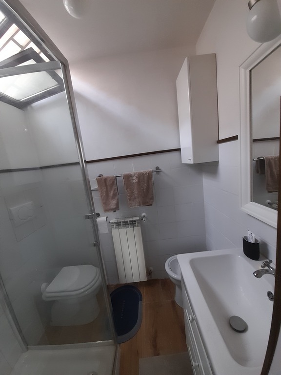 Terzo bagno (mansarda) / troisième sall Third bathroom (attic)e de bain (mansarde) /