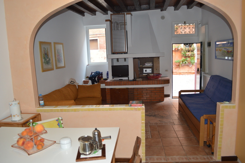 Soggiorno con vista sul divano matrimoniale e divano a due posti letto singoli