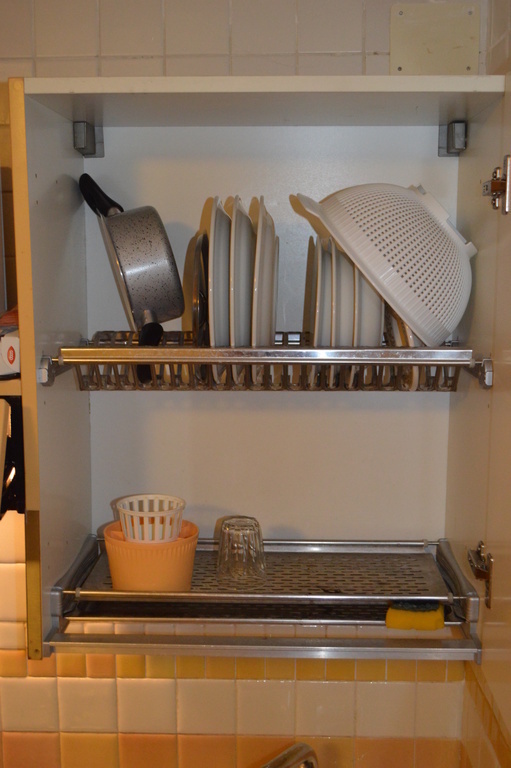 Armadietto per disporre i piatti dopo il lavaggio