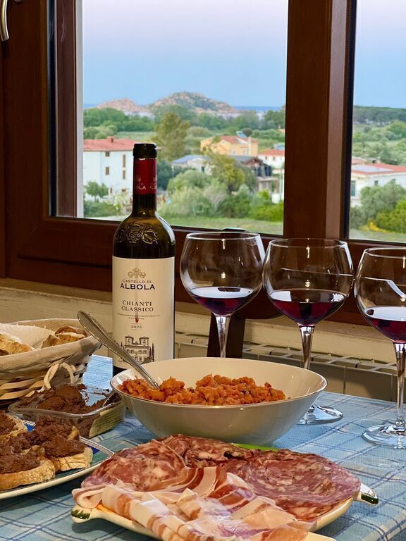 salone con finestra vista mare