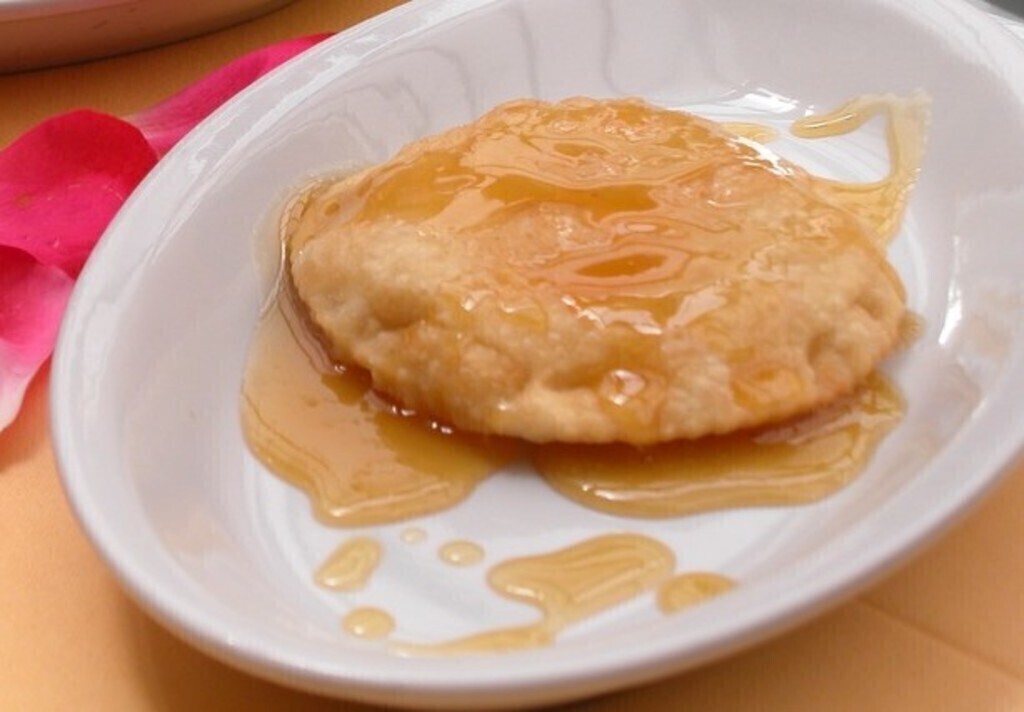Seadas, dolce di formaggio servita con miele e con zucchero.