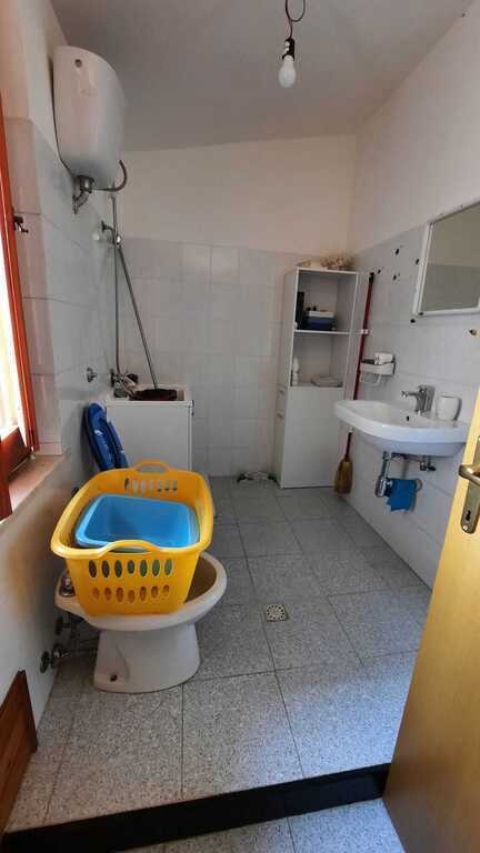 bagno di servizio con lavatrice