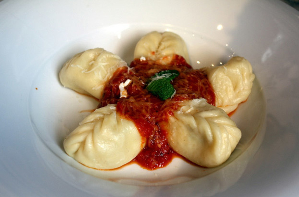 questo è il primo piatto tipico, culurgioni, si possono mangiare con il sugo o in bianco. Sono ravioli di formaggio.