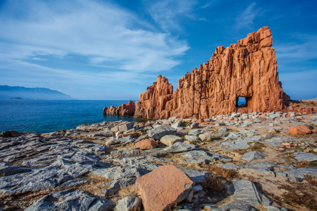 Rocce Rosse Arbatax, di porfido rosso che  affiorano dalle acque verde smeraldo offrendo un contrasto cromatico spettacolare 