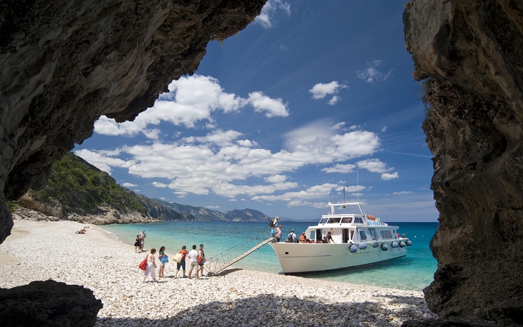 Ci sono 5 linee di motonave con itinerari e partenze giornaliere per  visitare le spiagge incontaminate della costa orientale