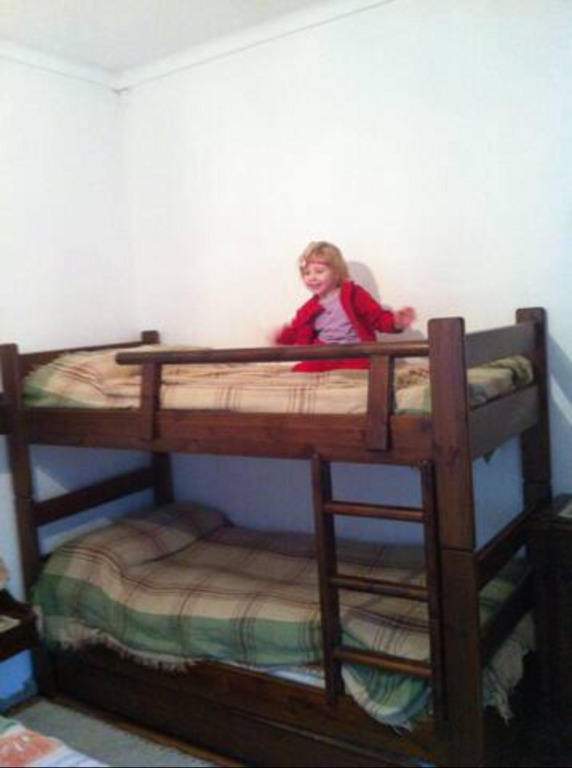 cameretta con letto a castello e letto a una piazza e mezza