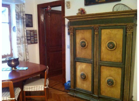 salone con tavolo da pranzo e divano letto