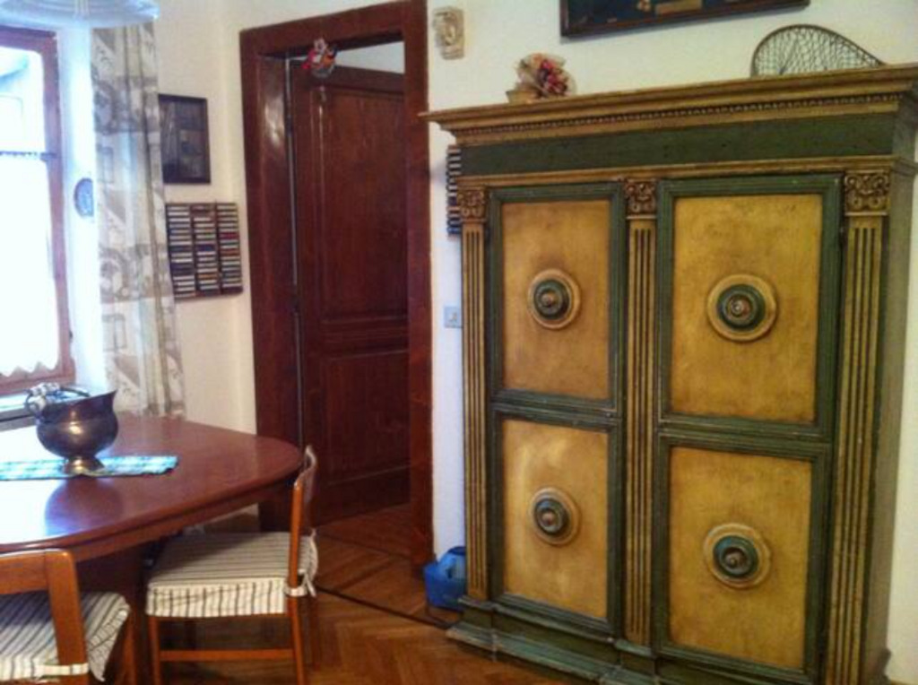 salone con tavolo da pranzo e divano letto