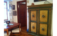 salone con tavolo da pranzo e divano letto