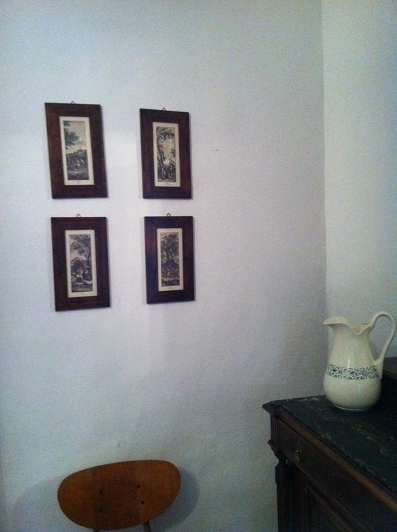 dettaglio cameretta con grande cassettiera antica