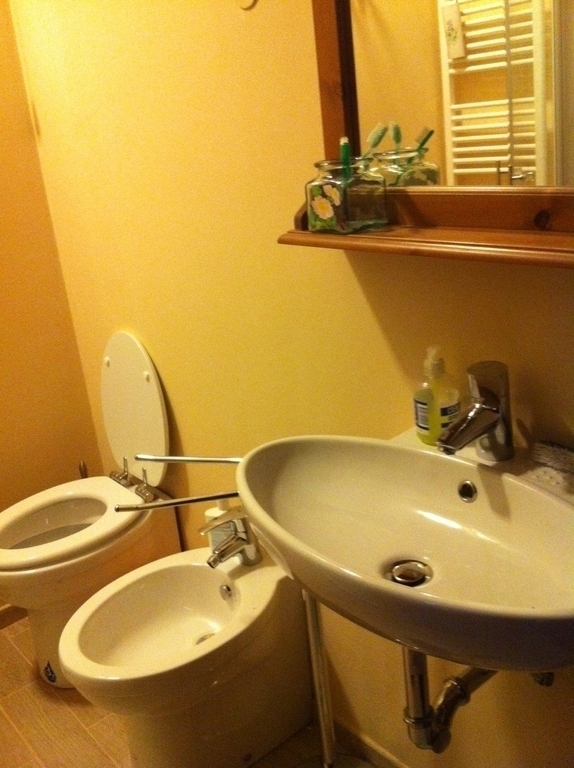 bagno in corridoio con doccia