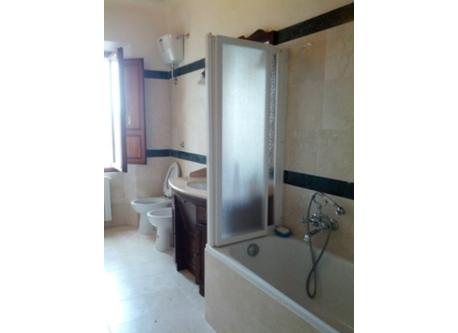 en suite bathroom (Master bedroom)