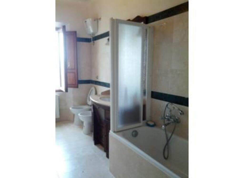 en suite bathroom (Master bedroom)