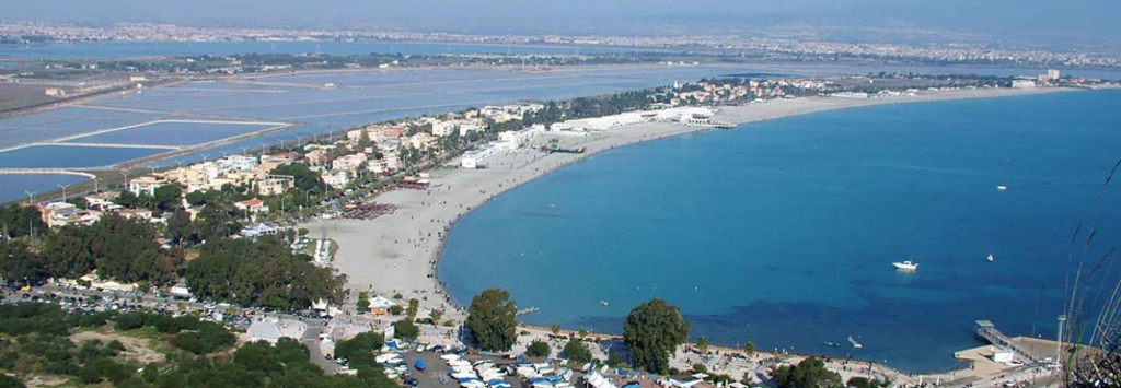 La spiaggia del Poetto vista dall'alto della Sella del diavolo a Cagliari