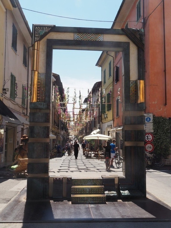 La porta di via Mazzini a Pietrasanta