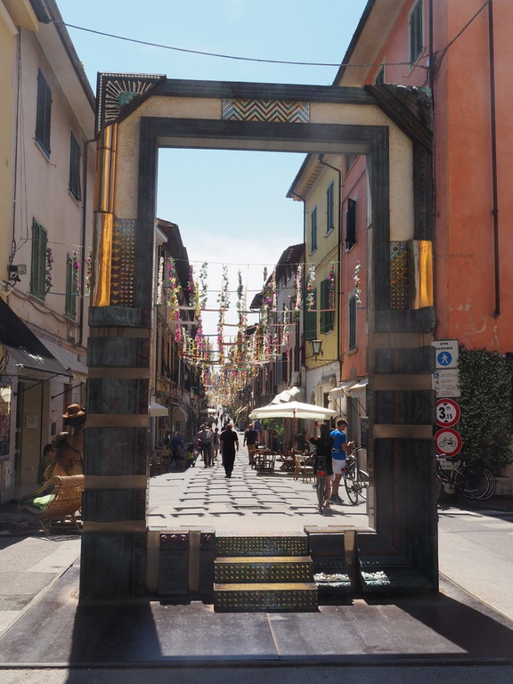 La porta di via Mazzini a Pietrasanta