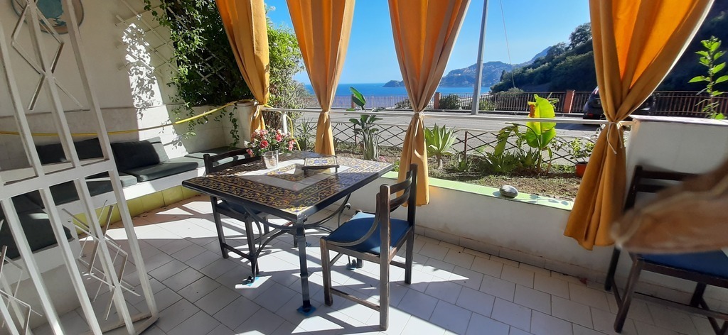 piccolo terrazzo vista mare Taormina-small terrace overlooking the sea Taormina