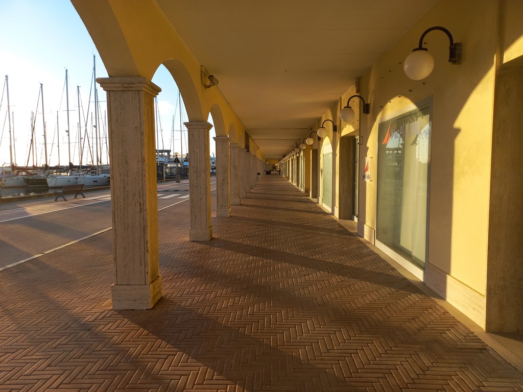 This is the tourist harbour porch, 5 minutes driving, at sunrise it's always a beatiful walking tour (5 km) 