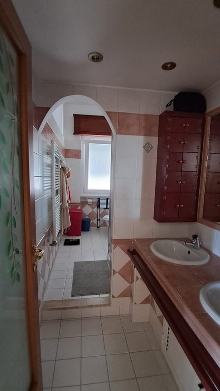 Twin lavabos, a shower, wc and bidet: 100 % privacy