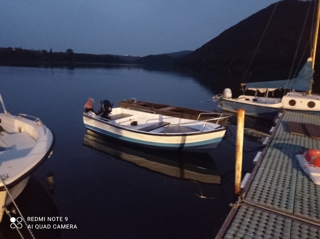 barche nei piccoli ormeggi del lago